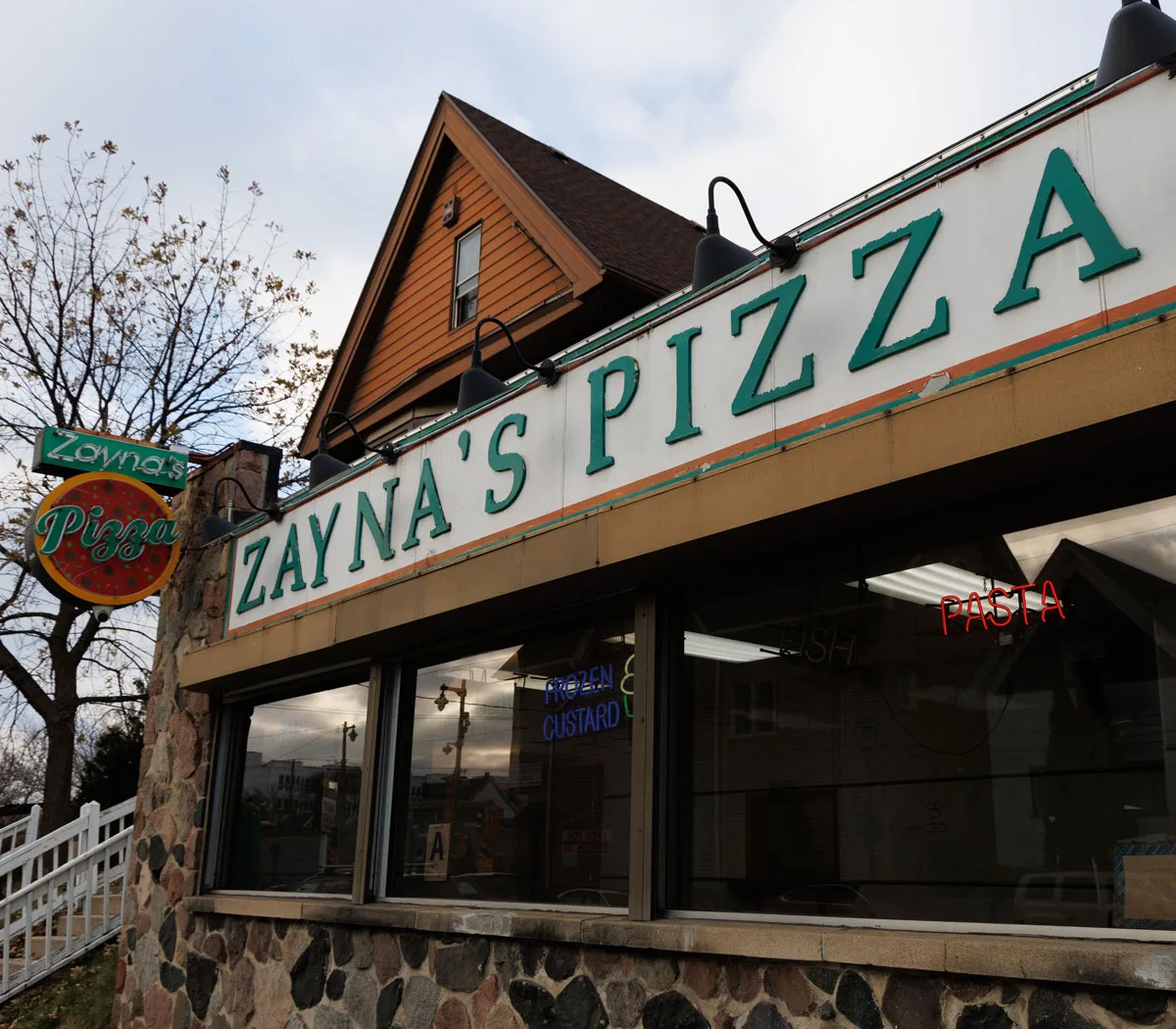 picture of the front of Zayna's Pizza.